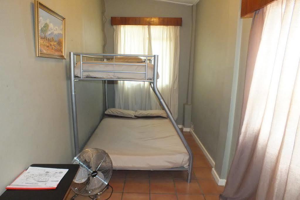 Oasis Shanti Backpackers Oudtshoorn Extérieur photo